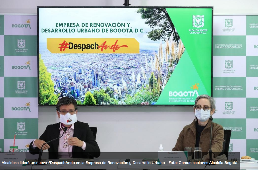 Imagen de la Alcaldesa Claudia López junto a la Gerente de la Empresa de Renovación y Desarrollo Urbano de Bogotá María Mercedes Jaramillo en el evento Despachando