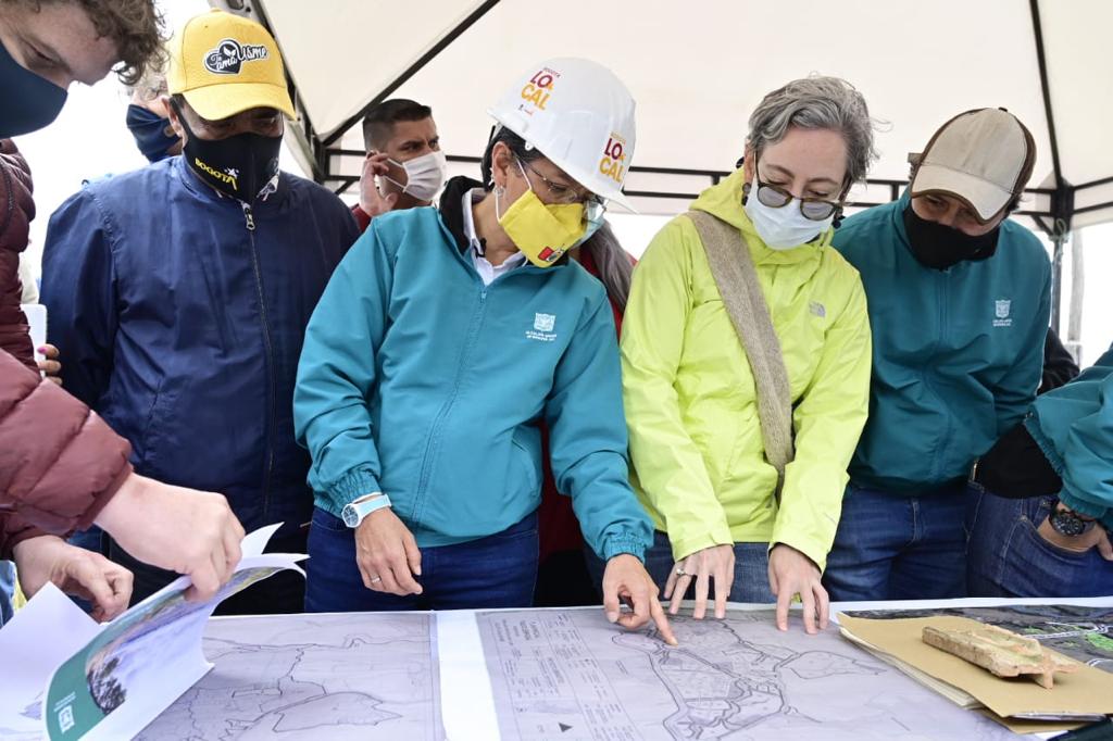 Imagen de la Alcaldesa Claudia López junto a la Gerente María Mercedes Jaramillo durante el recorrido en la localidad de Usme