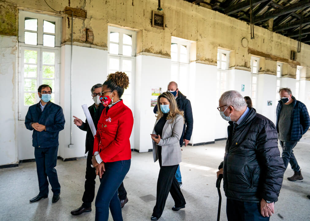 Recorrido de la Ministra de ciencias, tecnología e innovación de Colombia, con varias personas por las instalaciones del Complejo Hospitalario San Juan de Dios