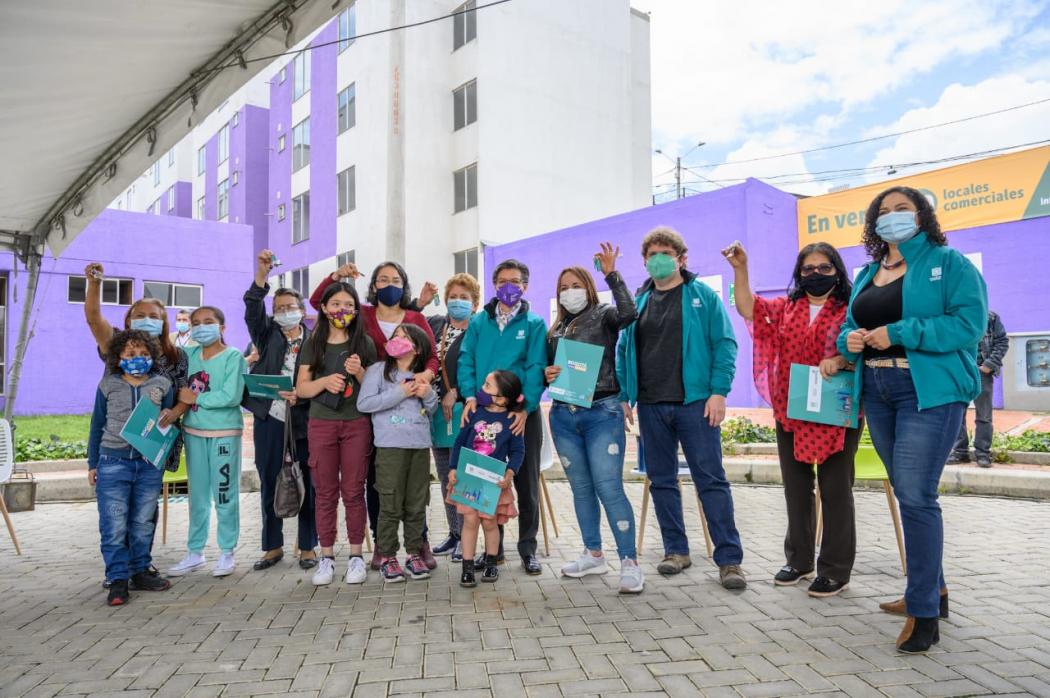 Alcaldesa firma decreto que facilita a las mujeres el acceso a vivienda