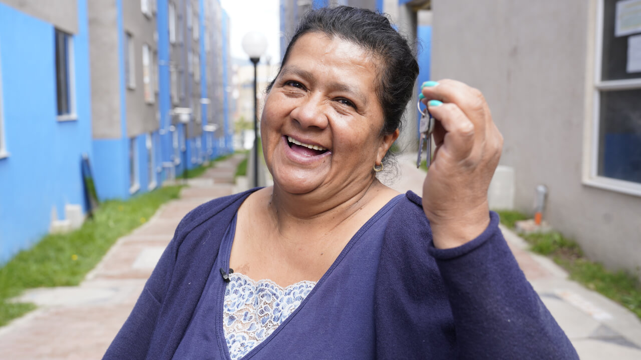 mujer con llaves en las manos de su vivienda