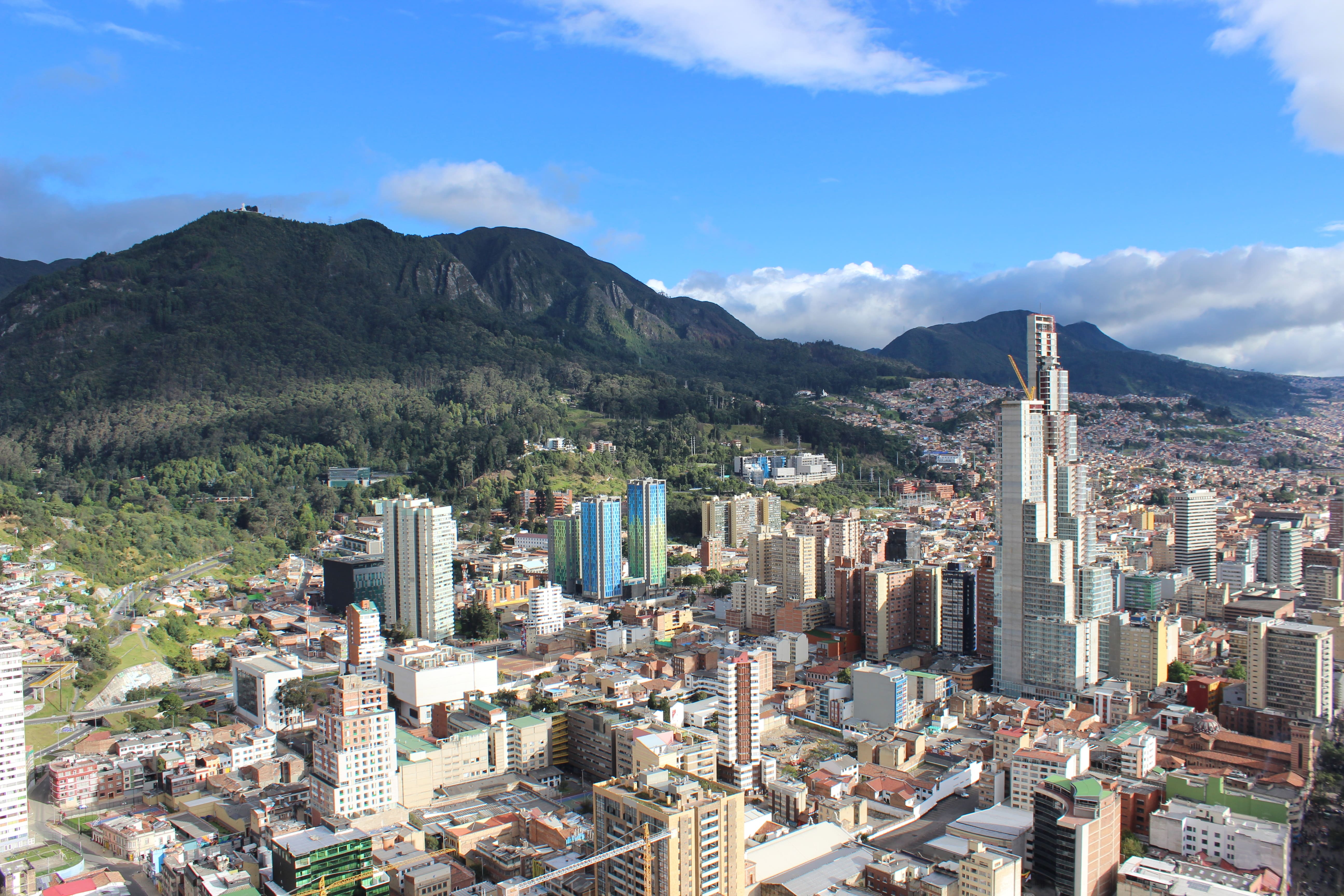 Imagen de Bogotá desde el aire, al fondo los cerros orientales