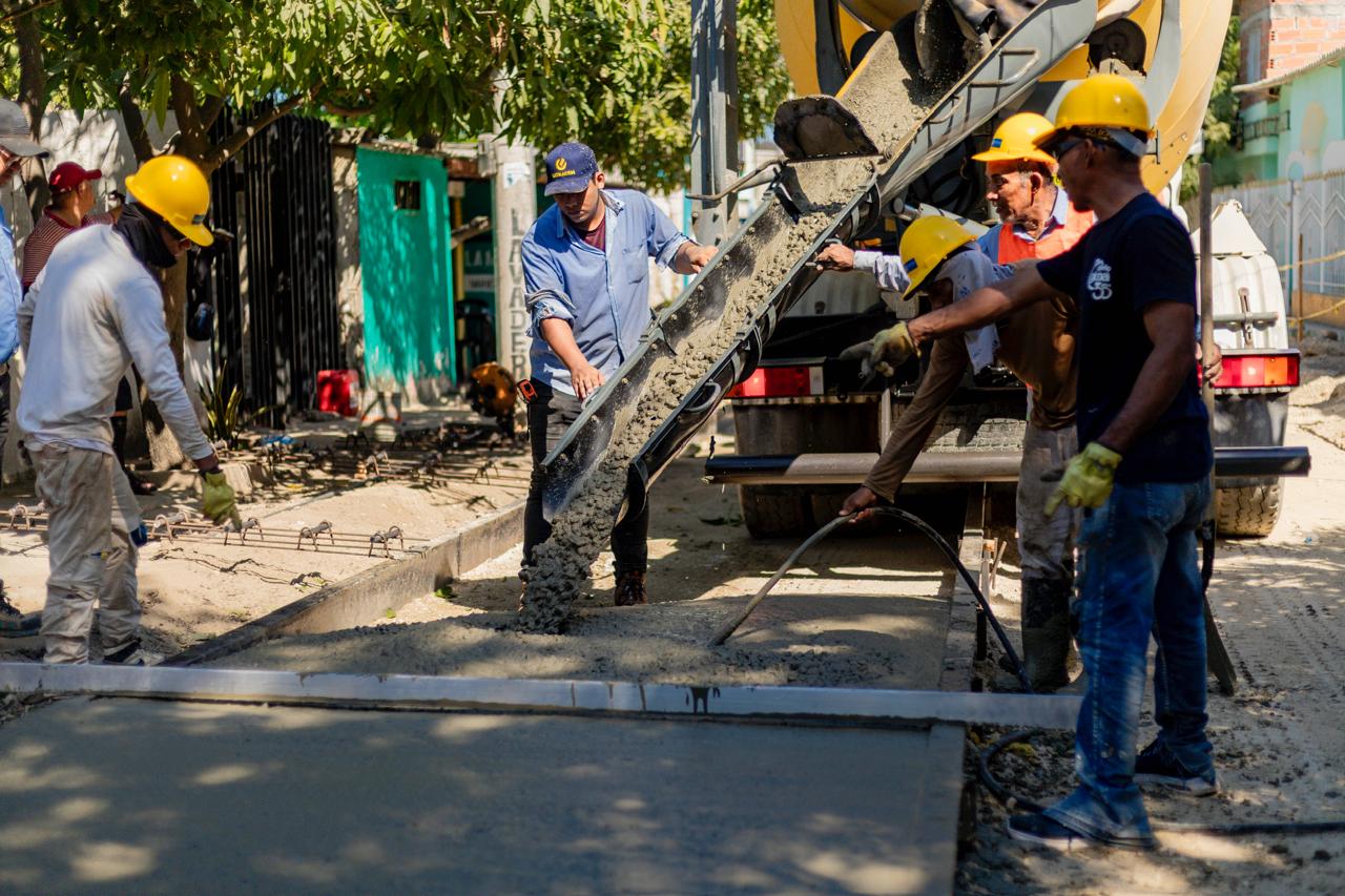 operarios de obra vertiendo concreto