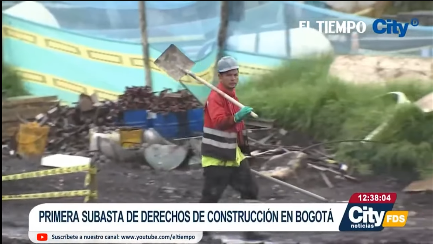 Fotografía obrero con pala al hombro