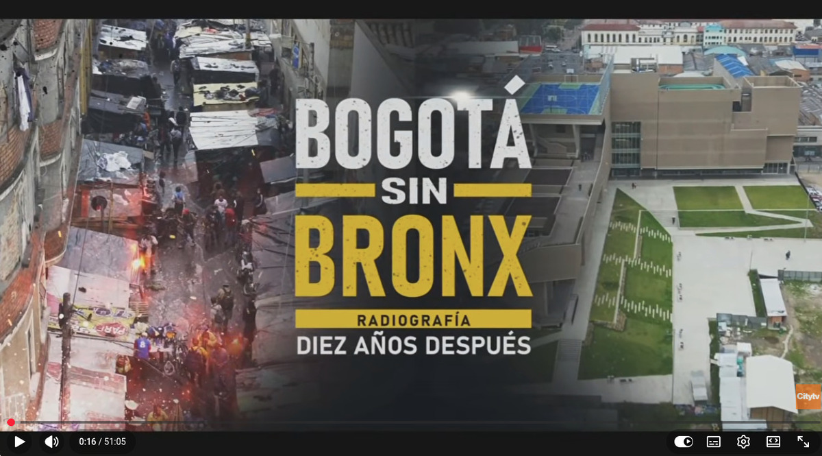 Imagen dividida entre una calle concurrida y un complejo moderno. Al centro aparece el texto: “Bogotá sin Bronx, radiografía diez años después”.