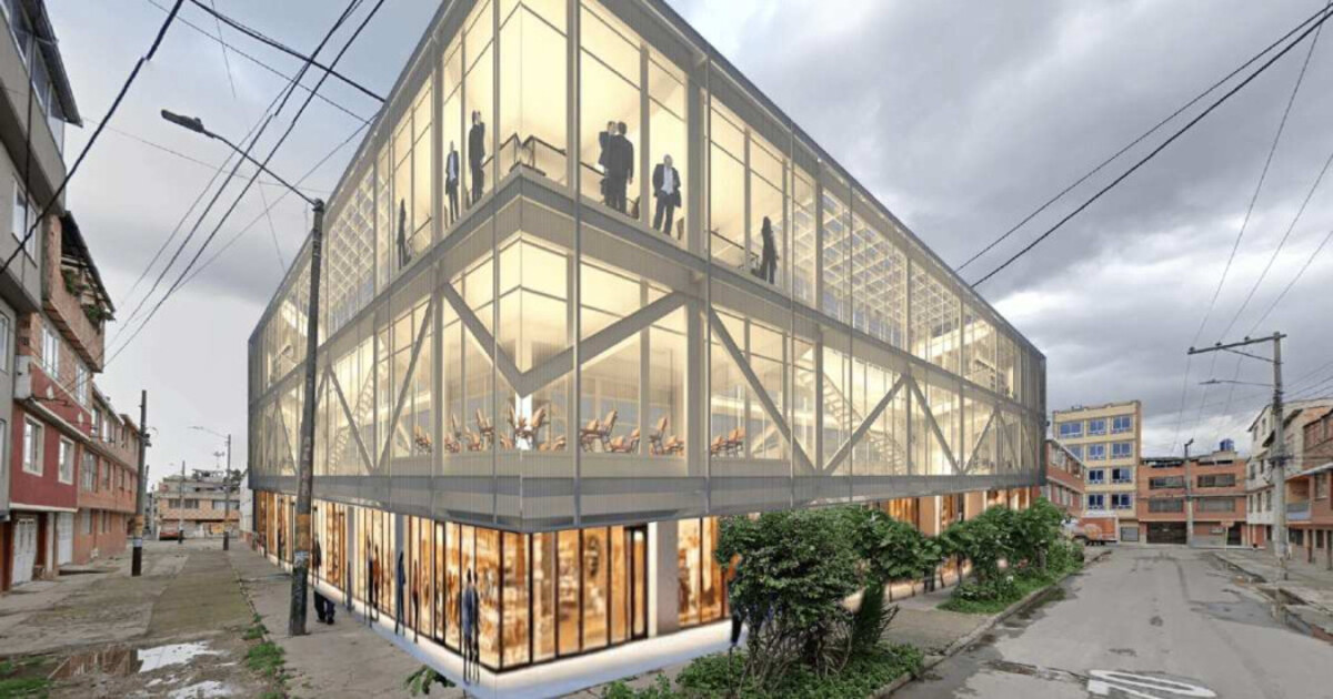 Edificio de vidrio de tres niveles en una esquina, con personas visibles en el interior, rodeado por viviendas, postes y cables.