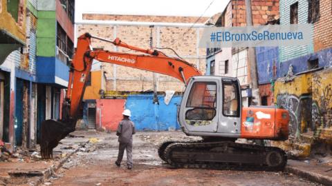 Imagen de personal trabajando en la demolición en sector del Voto Nacional