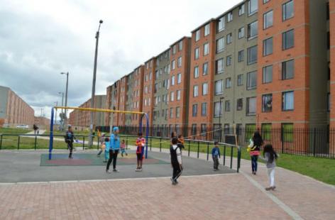 Imagen de niños jugando en parque de vivienda de interés social
