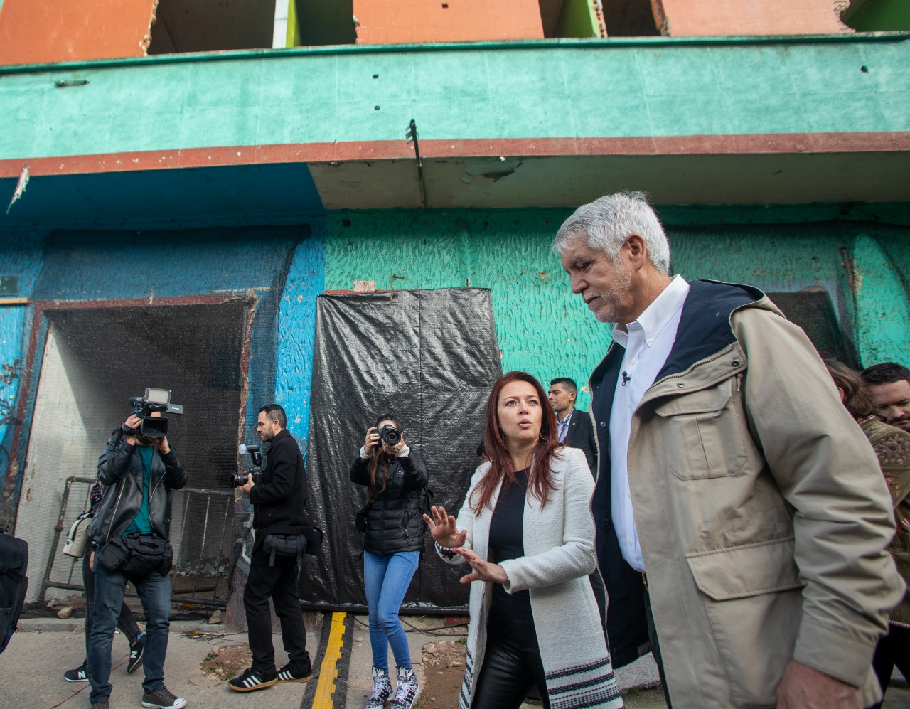 Alcalde Enrique Peñalosa en intervención artística